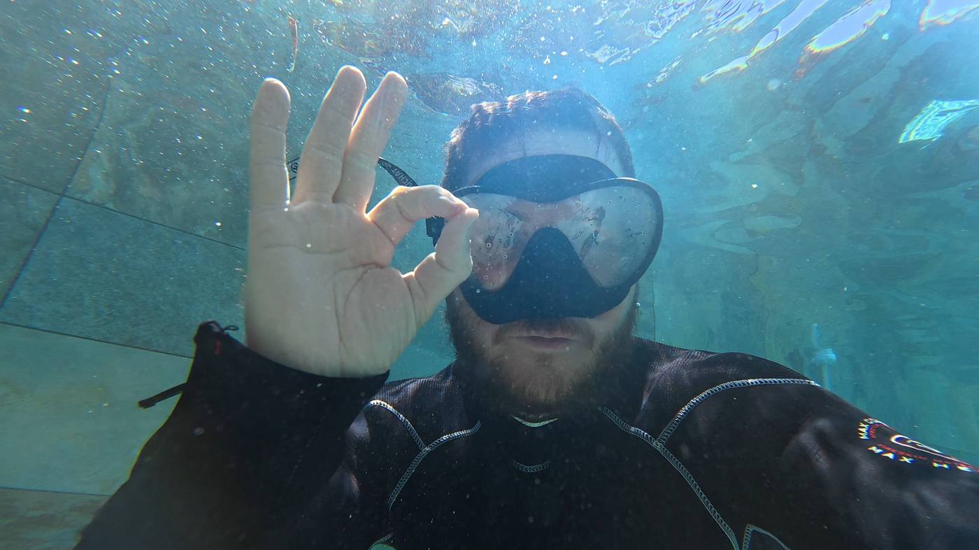 Anthony DINNAT en contrôle sous l'eau dans une piscine