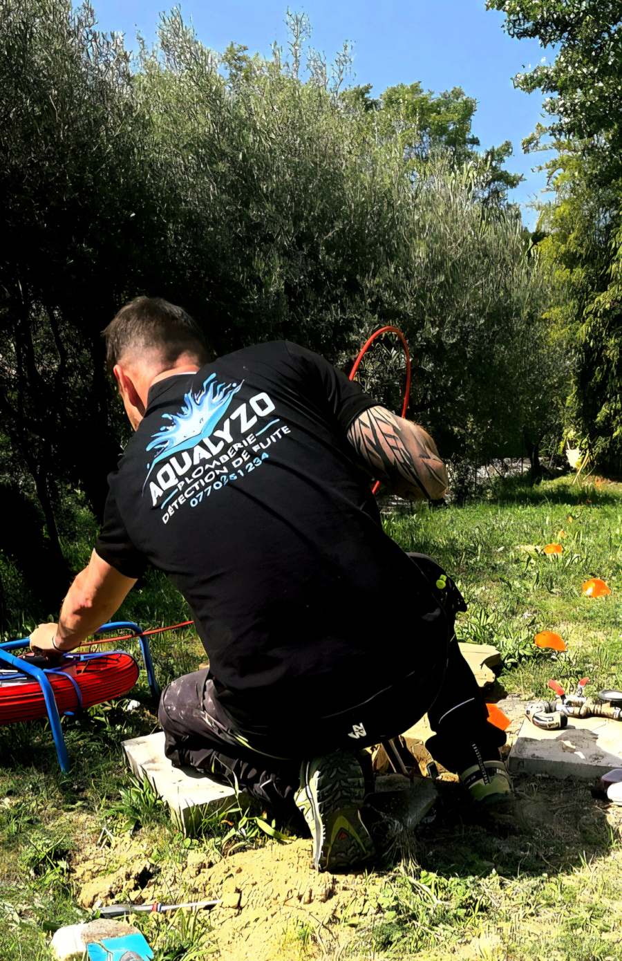 Anthony DINNAT en intervention sur un réseau d'eau enterré
