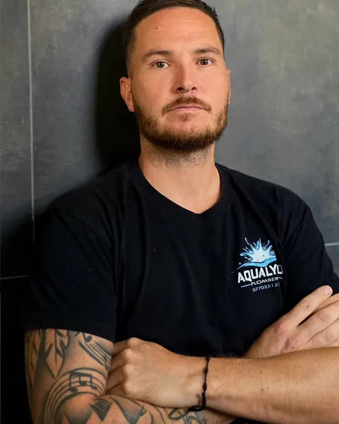 Anthony DINNAT, fondateur d'AQUALYZO, plombier et technicien en détection de fuite