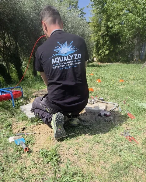 Anthony DINNAT en intervention dans un jardin avec l'enrouleur Taravello