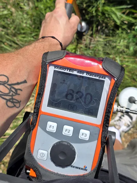 Détecteur de gaz traceur Variotec 460 en mesure dans l'herbe